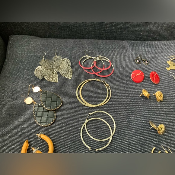 34 pair of Earrings - Picture 4 of 5